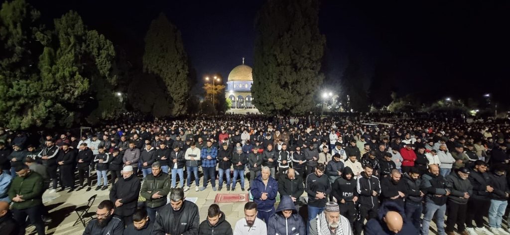 80,000 Palestinians perform Isha, Tarawih prayers in al-Aqsa Mosque ...