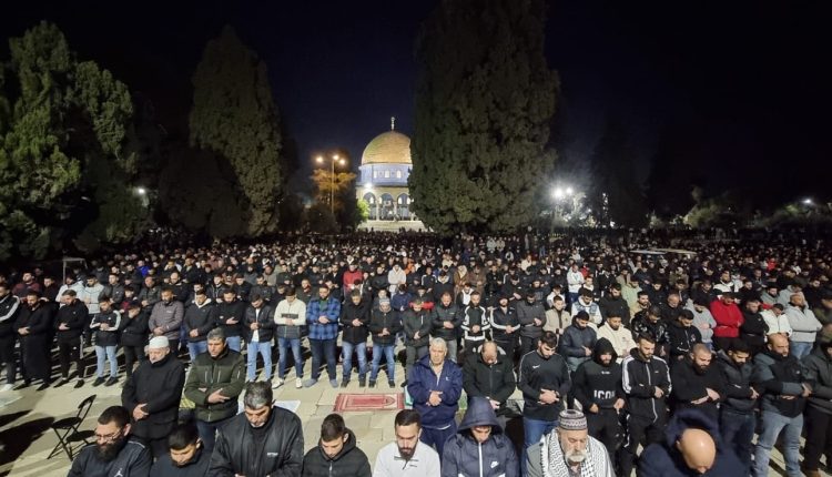 80,000 Palestinians perform Isha, Tarawih prayers in al-Aqsa Mosque ...